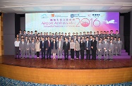 张建宗（前排右九）与参与「机场大使计划」的学员及出席交接典礼的嘉宾合照。