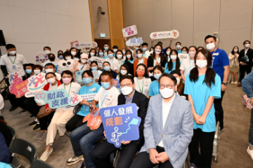 The Chief Secretary for Administration, Mr Chan Kwok-ki, attended the Kick-off Ceremony and Orientation Day of the Strive and Rise Programme today (October 29). Photo shows Mr Chan (first row, first right); the Secretary for Labour and Welfare, Mr Chris Sun (first row, second right); mentees, parents and mentors at the kick-off ceremony.