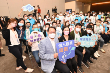 The Chief Secretary for Administration, Mr Chan Kwok-ki, attended the Kick-off Ceremony and Orientation Day of the Strive and Rise Programme today (October 29). Photo shows Mr Chan (first row, first left); the Permanent Secretary for Labour and Welfare, Ms Alice Lau (first row, second left); mentees, parents and mentors at the kick-off ceremony.