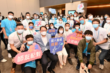 The Chief Secretary for Administration, Mr Chan Kwok-ki, attended the Kick-off Ceremony and Orientation Day of the Strive and Rise Programme today (October 29). Photo shows Mr Chan (first row, second left); the Director of Social Welfare, Miss Charmaine Lee (first row, third left); mentees, parents and mentors at the kick-off ceremony.