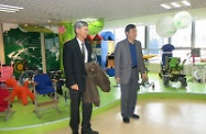 勞工及福利局局長羅致光博士在北京進行第二日訪問行程。圖示羅致光博士（左）參觀中國殘疾輔助器具中心。