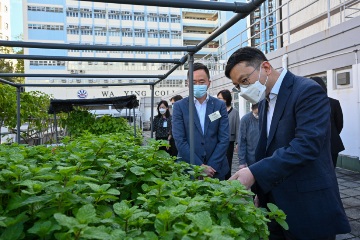 勞工及福利局局長孫玉菡今日（十一月二十九日）下午到訪香港耀能協會盛康園，視察各類康復服務。勞工及福利局常任秘書長劉焱及社會福利署署長李佩詩亦有同行。圖示孫玉菡（前）在香港耀能協會行政總裁宣國棟（後）陪同下，在天台花園了解學員栽種的植物，以及園藝治療如何協助復康過程。