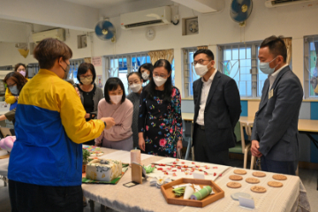 The Secretary for Labour and Welfare, Mr Chris Sun, visited SAHK LOHAS Garden this afternoon (November 29) to keep abreast of various kinds of rehabilitation services. The Permanent Secretary for Labour and Welfare, Ms Alice Lau, and the Director of Social Welfare, Miss Charmaine Lee, also joined the visit. Photo shows (front row, from right) the Chief Executive Officer of SAHK, Mr Eddie Suen, Mr Sun, Ms Lau and Miss Lee being briefed by staff on art training activities of the Integrated Vocational Rehabilitation Service Centre and its household products.