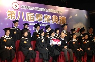 劳工及福利局局长张建宗（前排右三）颁发证书予一众耆英进修学院的毕业学员。
