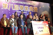 张建宗（前排右三）颁发嘉许状予耆英进修学院的义务导师，表扬他们对学员的无私教导和分享。