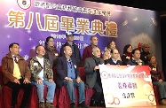 Mr Cheung (third right, front row) presents commendation awards to the volunteer tutors of the Institute for their selfless education and sharing of knowledge.