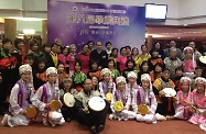 Mr Cheung (centre, back row), the Director of Hong Kong Sheng Kung Hui Welfare Council, Dr Jane Lee (seventh right, back row) and other officiating guests are pictured with graduates of the Institute.
