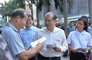 张建宗（右二）、萧伟强（左二）及黎颖瑜（右一）向市民派发宣传单张。