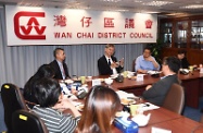 The Secretary for Labour and Welfare, Dr Law Chi-kwong (back row, second left), accompanied by the District Officer (Wan Chai), Mr Rick Chan (back row, first left), visited the Wan Chai District Council (WCDC) to exchange views with the Chairman of the WCDC, Mr Stephen Ng (back row, second right); the Vice-chairman of the WCDC, Dr Jennifer Chow (back row, first right); and members on labour and welfare issues as well as matters of local concern.