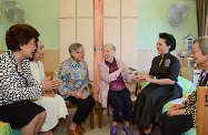 The wife of President Xi Jinping, Peng Liyuan (second right), chats with residents of Jockey Club Harmony Villa, the residential block of TWGHs Jockey Club Sunshine Complex for the Elderly in Wong Chuk Hang, to learn about their daily lives. Those joining her in the visit include the wife of the Chief Executive, Mrs Regina Leung (second left), and Deputy Director of the Liaison Office of the Central People's Government in the Hong Kong Special Administrative Region, Ms Yin Xiaojing (first left).