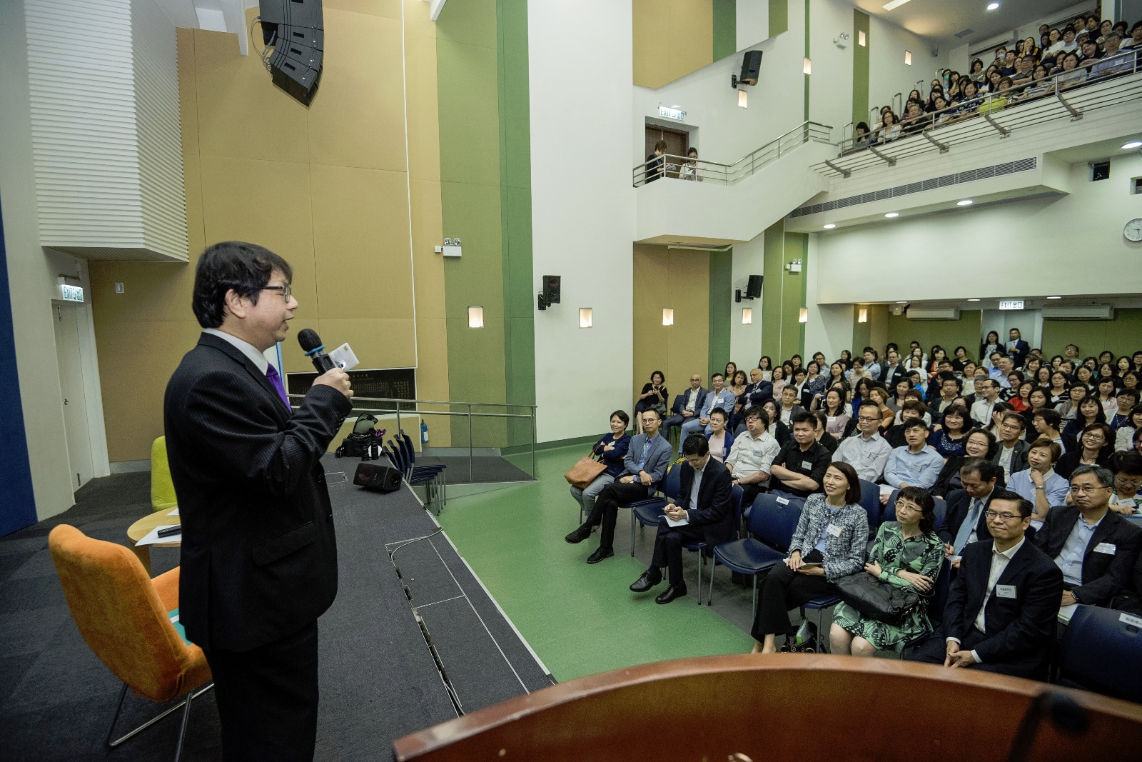 勞工及福利局局長蕭偉強出席由香港社會服務聯會及社會福利署合辦的2017福利議題及優次會議。圖示蕭偉強（左）分享與社會界攜手取得的成果。