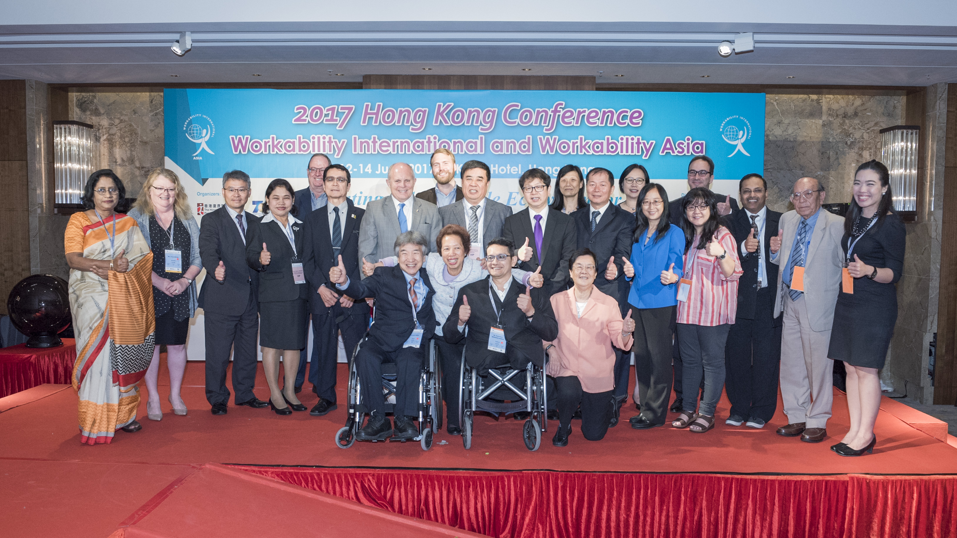 萧伟强出席由香港复康联会及香港社会服务联会主办的2017年香港会议－－国际工作组织及亚洲工作组织国际会议。图示萧伟强（第二排右七）与一众与会者合照。