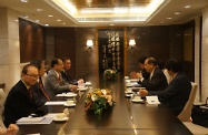 The Secretary for Labour and Welfare, Mr Matthew Cheung Kin-chung (second right), exchanges views with leaders of the Chinese General Chamber of Commerce on various employer-employee issues concerning the business sector.