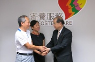 The Secretary for Labour and Welfare, Mr Matthew Cheung Kin-chung, visited the Central Foster Care Unit of the Social Welfare Department at Southorn Centre in Wan Chai this afternoon. During the visit, Mr Cheung (right) met with a pair of foster parents to hear them share their experience of joy and tears in foster care service. Mr Cheung also thanked them profusely for their selfless commitment.