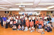 勞工及福利局局長張建宗（第二排，右七）在香港基督教女青年會主辦的畢業典禮上，與全港第一批「為祖父母而設的幼兒照顧訓練課程試驗計劃」畢業祖父母學員和他們的家人合照。