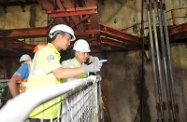 勞工及福利局局長張建宗視察廣深港高速鐵路建築工程地盤。圖示張建宗（右）聽取香港鐵路有限公司代表詳細講解地盤上的各項安全措施。