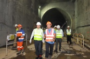 Mr Cheung (third left) inspects the underground working environment inside a tunnel to see for himself the occupational safety measures implemented in the mega infrastructure project as well as the efforts made by the Administration to improve occupational safety and health for construction workers.