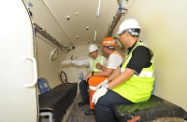 张建宗（左）在气压调节室内听取工程师介绍他们所采取的安全措施。