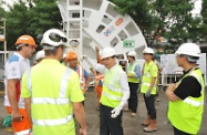 張建宗（右四）聽取香港寶嘉合約工程項目總監夏偉豪（左）介紹用作培訓工人的盾構機刀頭模型的運作。