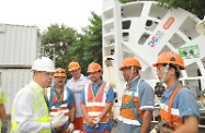 Mr Cheung (left) urges construction workers to take appropriate safety measures to prevent work accidents. He impressed upon both the contractors and workers that occupational health and safety should be a shared responsibility.