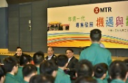 Mr Cheung (centre) has a dialogue session with the young apprentices. He encouraged them to make good use of the immense opportunities arising from the development of the railway industry to pursue their careers.