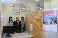 辦事處職員向張建宗（左二）和葉文娟（左三）介紹辦事處會見「廣東計劃」申請人的安排。