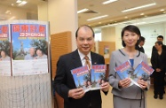 张建宗（左）与叶文娟展示「广东计划」的宣传单张。
