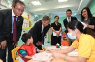 The Secretary for Labour and Welfare, Dr Law Chi-kwong, visited Heep Hong Society Lei Yue Mun Centre this afternoon (October 31). Photo shows Dr Law (third left), accompanied by the Under Secretary for Labour and Welfare, Mr Caspar Tsui (third right), and the Chief Executive Officer of Heep Hong Society, Mr Peter Au Yeung (first left), being briefed on fine motor training with tactile stimulation provided by the centre for children with special needs.