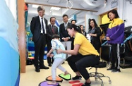 The Secretary for Labour and Welfare, Dr Law Chi-kwong, visited Heep Hong Society Lei Yue Mun Centre this afternoon (October 31). Photo shows Dr Law (standing, first left), accompanied by the Chief Executive Officer of Heep Hong Society, Mr Peter Au Yeung (standing, second left), and the Under Secretary for Labour and Welfare, Mr Caspar Tsui (standing, third left), being briefed on physiotherapy services provided by the centre for children with special needs.