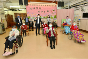 The Secretary for Labour and Welfare, Mr Chris Sun, today (July 5) inspected a COVID-19 vaccination day at a residential care home for the elderly in Ho Man Tin to take a closer look at the latest progress of outreach vaccination for residential care homes. Photo shows Mr Sun (second row, third left); the Executive Director of the Neighbourhood Advice-Action Council, Ms Fung Sau-man (third row, second right); and the Assistant Director of Social Welfare (Elderly), Mr Tan Tick-yee (second row, first left), with residents receiving vaccination today.