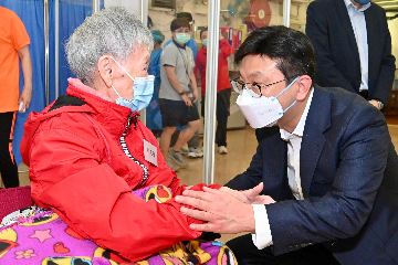 The Secretary for Labour and Welfare, Mr Chris Sun, today (July 5) inspected a COVID-19 vaccination day at a residential care home for the elderly in Ho Man Tin to take a closer look at the latest progress of outreach vaccination for residential care homes. Photo shows Mr Sun (right) chatting with a resident receiving vaccination today.