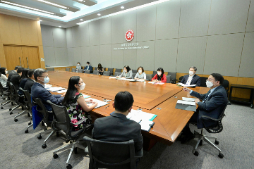 政务司司长陈国基（右一）今日（七月十二日）主持「弱势社群学生摆脱跨代贫穷行动小组」首次会议。