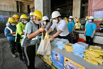 The Secretary for Labour and Welfare, Mr Chris Sun, today (July 13) visited a construction site in SkyCity in the airport during lunch time to inspect heat stroke preventive measures and show appreciation to outdoor workers, reminding them to pay attention to health, drink water regularly and take rest in air-conditioned or cooler areas, after giving an oral reply to a question raised by a Legislative Council member on preventing employees from suffering heat stroke at work. Photo shows Mr Sun (in white shirt) distributing heat stroke prevention kits to construction workers.