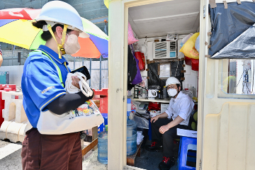 The Secretary for Labour and Welfare, Mr Chris Sun, today (July 13) visited a construction site in SkyCity in the airport during lunch time to inspect heat stroke preventive measures and show appreciation to outdoor workers, reminding them to pay attention to health, drink water regularly and take rest in air-conditioned or cooler areas, after giving an oral reply to a question raised by a Legislative Council member on preventing employees from suffering heat stroke at work. Photo shows Mr Sun (right) learning about the rest area of security guards.