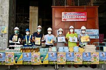 The Secretary for Labour and Welfare, Mr Chris Sun, today (July 13) visited a construction site in SkyCity in the airport during lunch time to inspect heat stroke preventive measures and show appreciation to outdoor workers, reminding them to pay attention to health, drink water regularly and take rest in air-conditioned or cooler areas, after giving an oral reply to a question raised by a Legislative Council member on preventing employees from suffering heat stroke at work. Photo shows Mr Sun (centre); Executive Director of the Occupational Safety and Health Council, Ms Bonnie Yau (third right); Director of New World Construction, Mr Edmond Lai (third left); and Director of Construction Charity Fund Integrated Service Centre, Mr Chow Luen-kiu (second right).