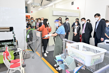 The Secretary for Labour and Welfare, Mr Chris Sun, visited the Jockey Club 'age at home' Gerontech Education and Rental Service Centre, and the Gerontech Cleaning and Maintenance Service Centre (CMSC) this afternoon (September 8) to keep abreast of their latest services. The Under Secretary for Labour and Welfare, Mr Ho Kai-ming, and the Director of Social Welfare, Miss Charmaine Lee, also joined the visits. Photo shows Mr Sun (front row, second right), accompanied by Miss Lee (front row, third right) and the Chief Executive of the Hong Kong Council of Social Service, Mr Chua Hoi-wai (front row, first right), watching how equipment are cleaned and disinfected thoroughly in the CMSC.