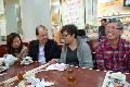 张建宗（左二）与茶餐厅东主夫妇倾谈，感谢他们支持食物援助服务下的热食券措施，及一向本着社会责任向穷困者伸出援手。