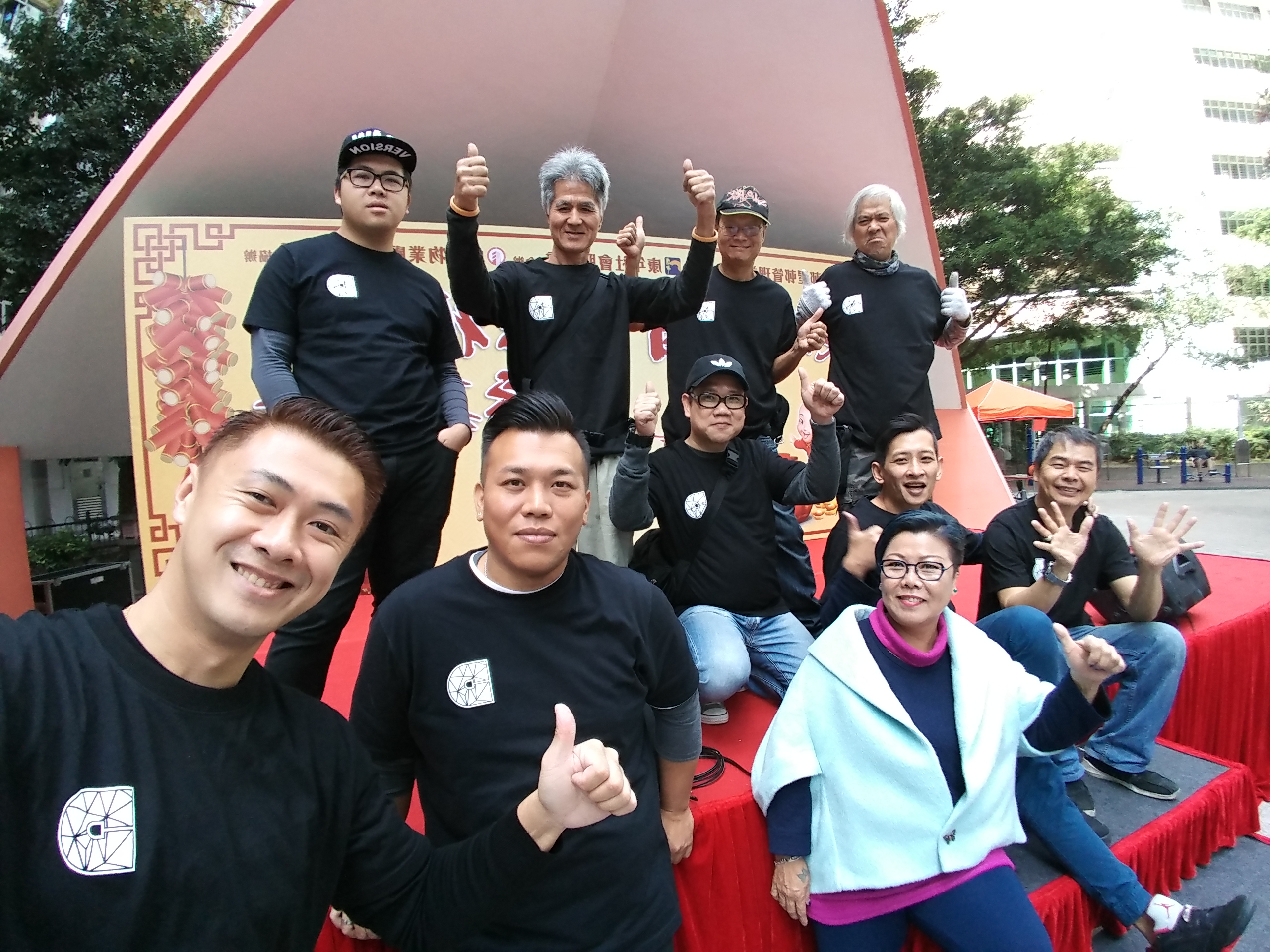 闪耀娱乐制作有限公司以「先聘用,后培训」的方式培训听障人士从事舞台搭建、场地布置等工作,令他们掌握较专门的技能,在职场上增加竞争力。